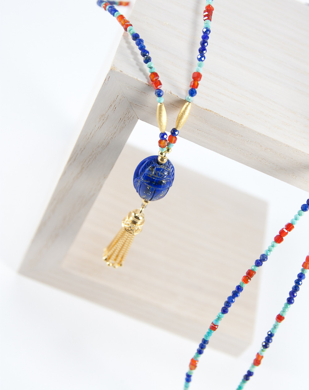 Sautoir Cornaline, Turquoise, Lapis Lazuli et scarabée Lapis Lazuli. Sanùk Création. Bayonne