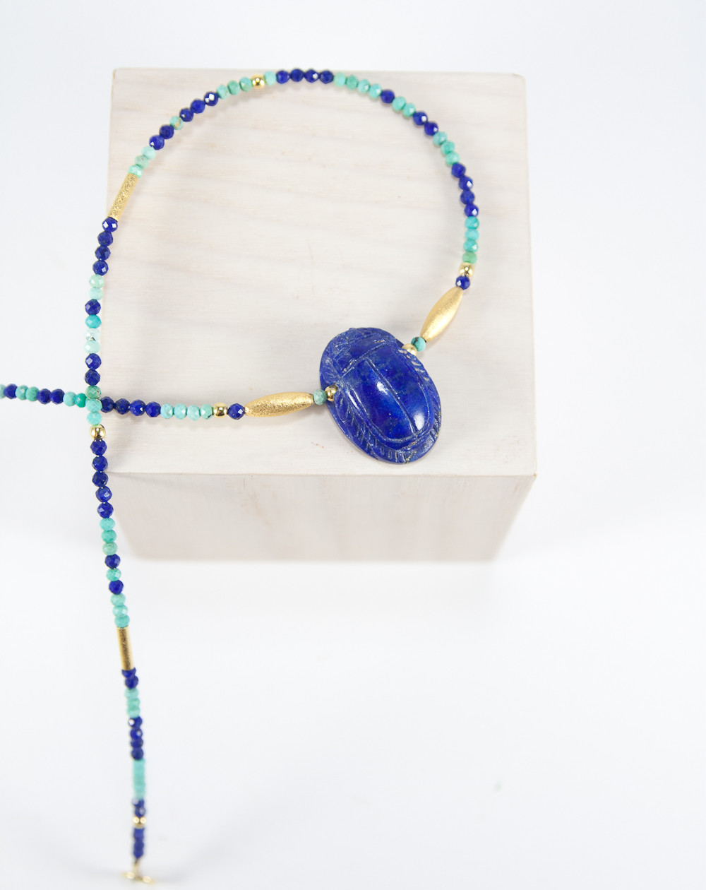 Collier en Lapis Lazuli et Turquoise, scarabée en Lapis Lazuli. Sanùk création, Bayonne.