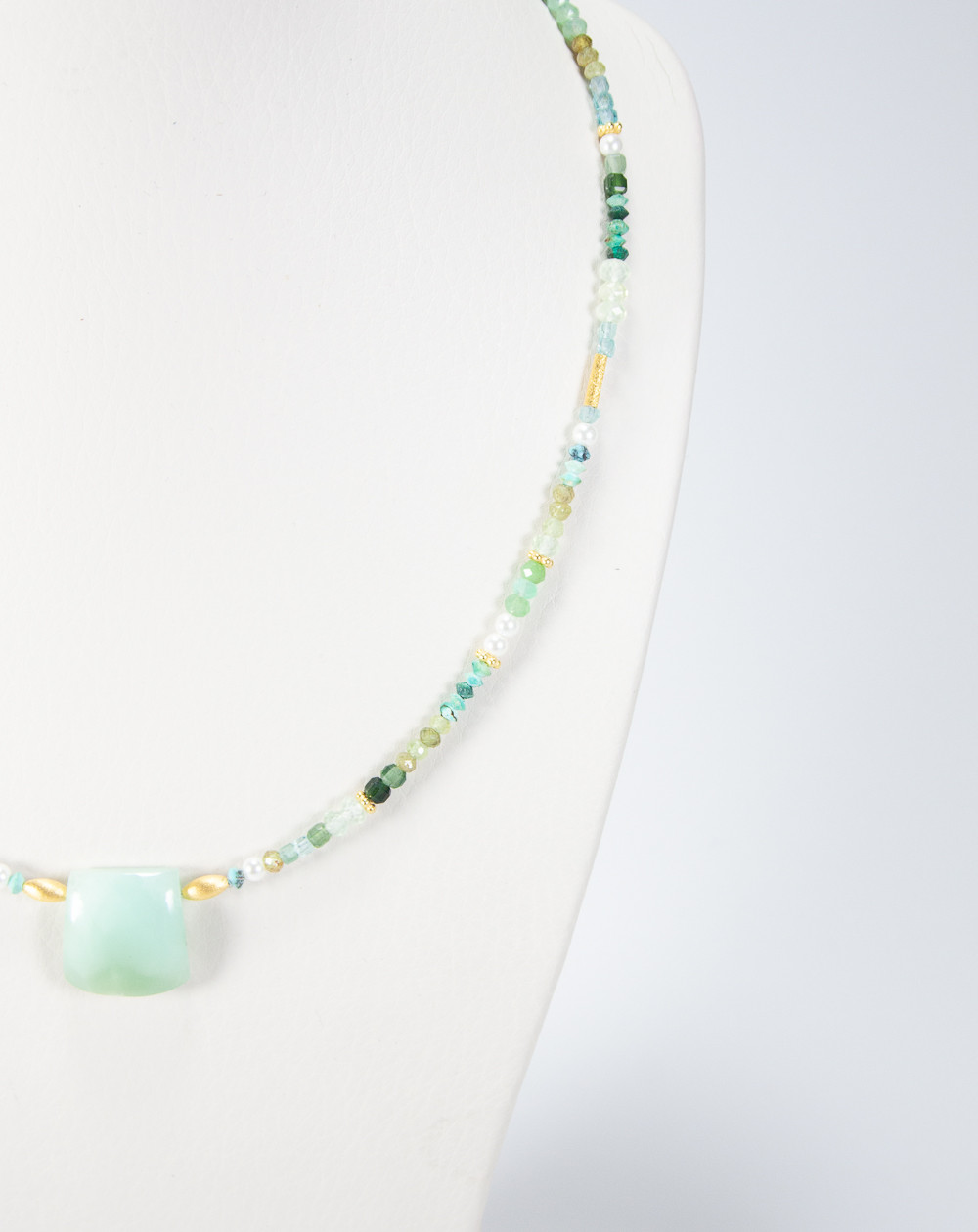 Collier Jade, Turquoise, Perle d'eau douce, Préhnite, Grenat grossulaire, pendentif en Chrysoprase. Sanuk Création, Bayonne