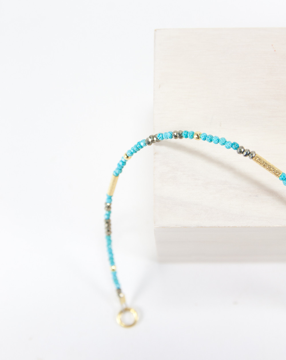 Bracelet épure Pyrite Turquoise, apprêts argent plaqué or, Sanùk Création, Bayonne