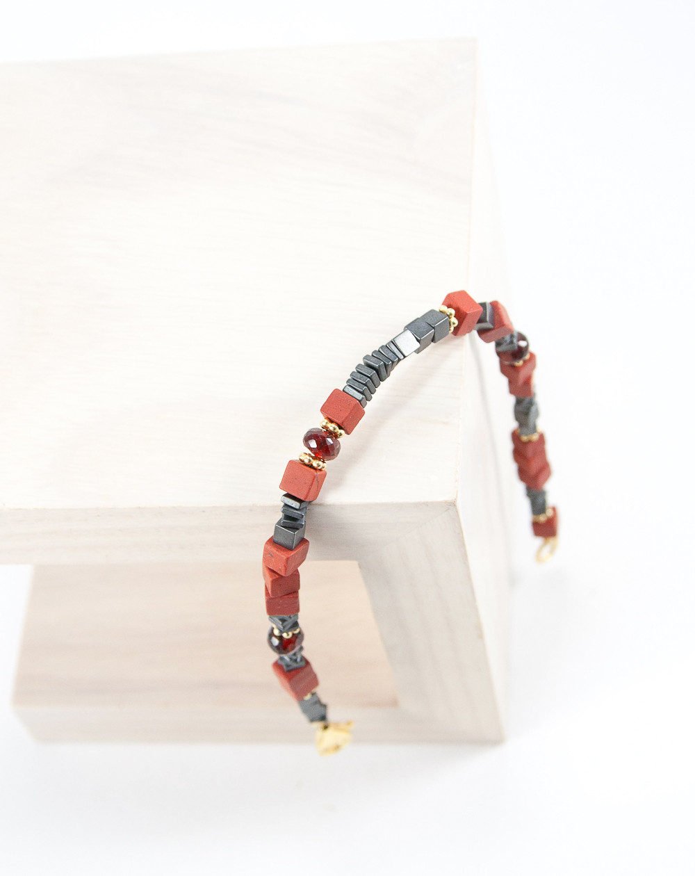 Bracelet en Jaspe Rouge, Hématite et Grenat, Sanùk Création, créateurs artisans de bijoux en pierres naturelles