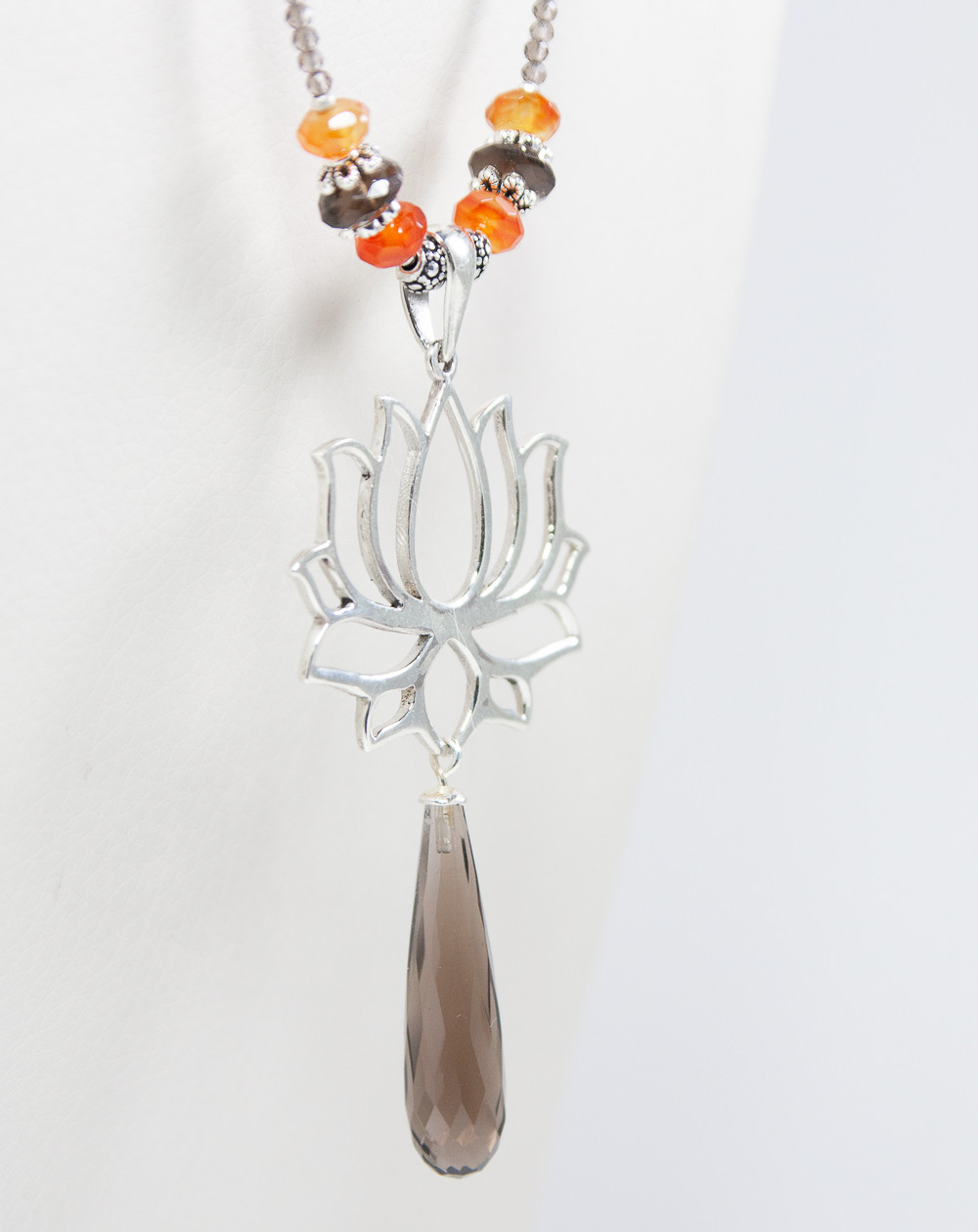 Sautoir fleur de Lotus Cornaline Quartz Fumé, Sanuk création