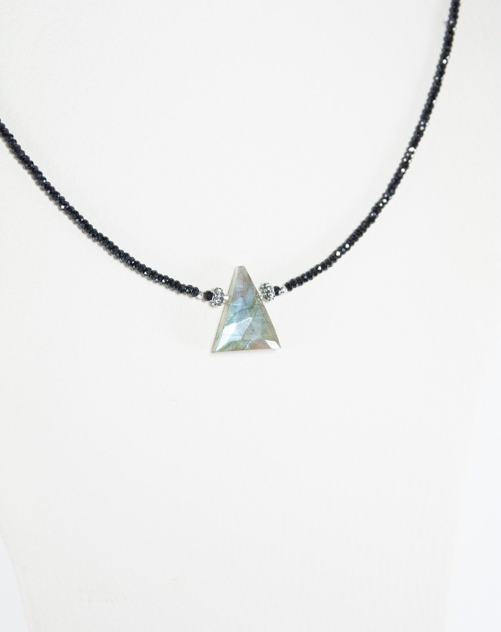 Collier Spinelle triangle de Labradorite, Créateurs Français. Sanuk Création