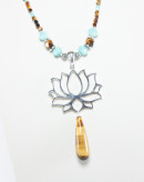 Sautoir fleur de Lotus Oeil de tigre Amazonite. Collection Dokbua. Créateurs Français. Sanuk Création