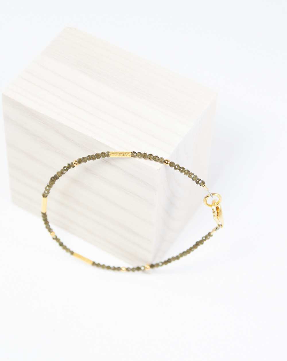 Bracelet collection épure Obsidienne dorée. Sanuk Création