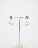 Boucles d'oreilles fleur de Lotus Nacre, Collection Dokbua, Sanuk Création