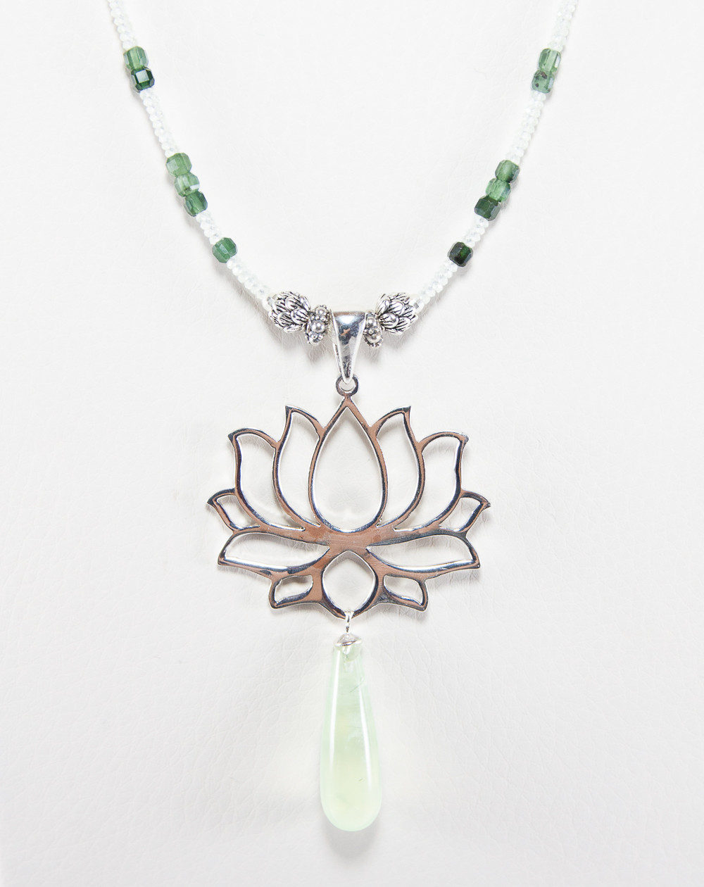 Sautoir Fleur de Lotus Préhnite Jade Collection Dokbua. Sanuk Création, Bayonne